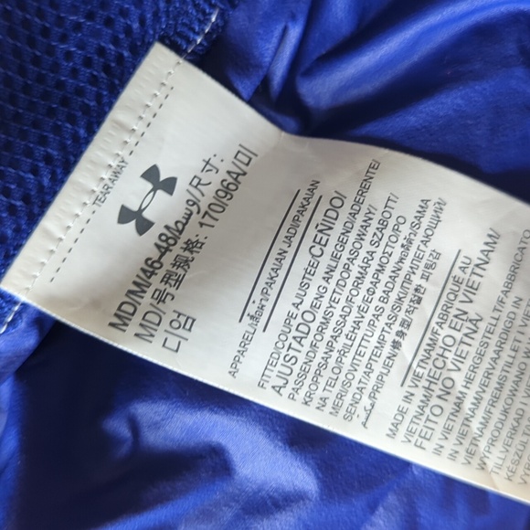 Under Armour Lightweight Hooded Windbreaker - Picture 5 of 6